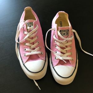 Low top converse sneaker